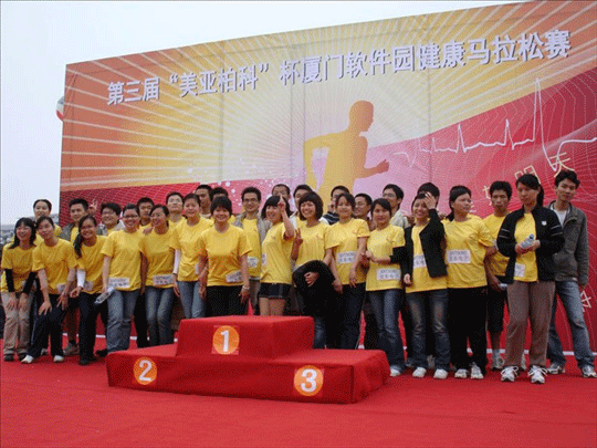 男兒當(dāng)自強(qiáng)，巾幗競須眉